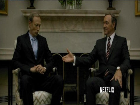 Όταν η ζωή αντιγράφει την τηλεόραση: Χειραψία – «καρμπόν» από γνωστή σειρά αντάλλαξαν Τραμπ και Πούτιν (εικόνες)